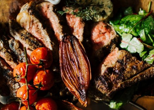 roast meat, onions and tomatoes with salad garnish